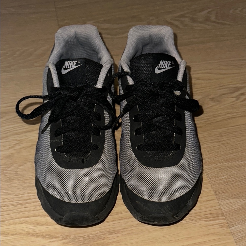 Nike Black and Gray Sneakers Boys Size 5.5